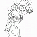 ליצן מחזיק בבלונים ממוספרים