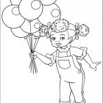 ילדה חמודה אוחזת בצרור בלונים