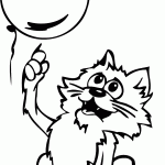 חתול מנסה להגיע לבלון