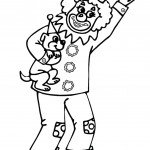 ליצן מחזיק בידו כלבלב