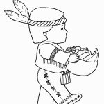 ילד אינדיאני מחזיק בסל פירות