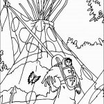 אישה אינדיאנית עומדת בחזית האוהל