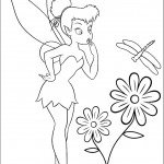 דף צביעה טינקרבל מביטה בפרפר ופרח