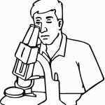 דף צביעה חוקר מתבונן מבעד למיקרוסקופ