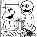 אלמו ועוגיפלצת פותחים מתנות