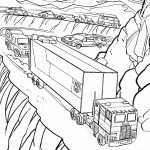 משאית נוסעת בכבישי הרים גבוהים