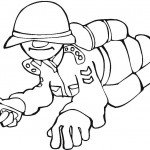 דף צביעה חייל זוחל עם אקדח