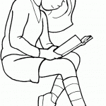 תלמידה מעיינת בספר