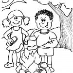 ילד וילדה צולים תפוחי אדמה במדורה