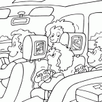 ילדים משחקים במחשב בנסיעה במכונית ילדים משחקים במחשב בנסיעה במכונית