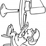 אישה יושבת עם אזניות מול מחשב אישה יושבת עם אזניות מול מחשב