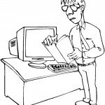 איש עומד ליד מחשב ומעיין בחוברת איש עומד ליד מחשב ומעיין בחוברת