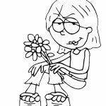 ליזי מקגוויר אוחזת בפרחים