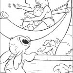 סטיץ' מביט בלילו ואחותה שיושבות בערסל