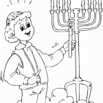 ילד מדליק את נר השמש בחנוכייה