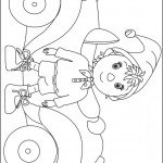 דף צביעה נאדי עומד ליד מכוניתו